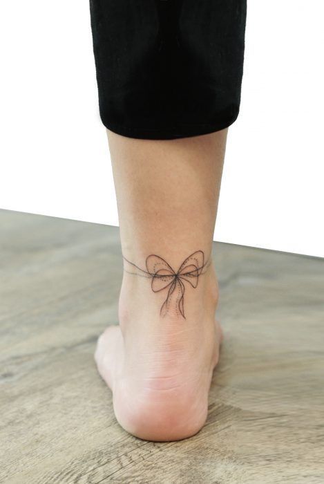 tattoo mini nơ cánh bướm ở cổ chân