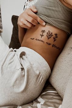mẫu tattoo trên hông cực sáng tạo cho nữ
