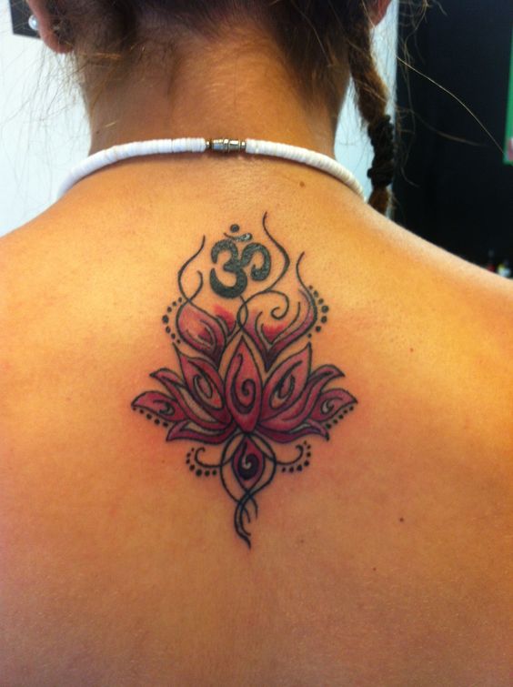 mẫu tattoo hoa sen và chữ Om cho nữ sau lưng