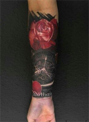 Hình xăm hoa hồng và đồng hồ
