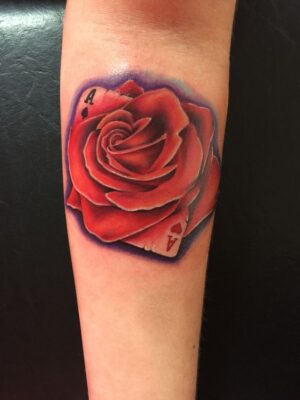 Hình xăm bông hoa và lá bài