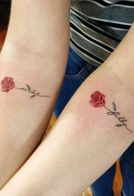 Hình xăm bông hồng với chữ kí tinh tế