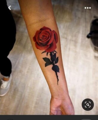 Hình xăm cây hoa hồng ở cánh tay