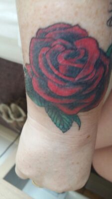 Hình xăm hoa hồng đỏ được ưa chuộng