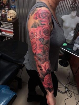 Hình xăm hoa hồng đỏ full cánh tay
