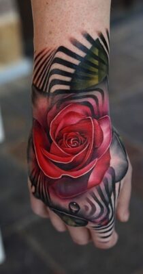 Hình xăm hoa hồng đỏ ở bàn tay