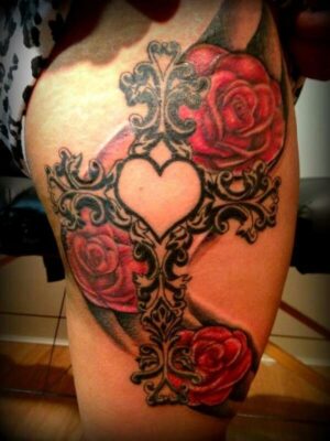 Hình xăm hoa hồng đỏ ở hông