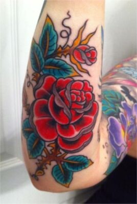 Hình xăm hoa hồng đỏ ở khuỷu tay