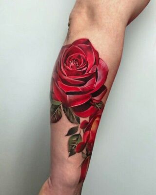 Hình xăm hoa hồng đỏ ở sau cánh tay
