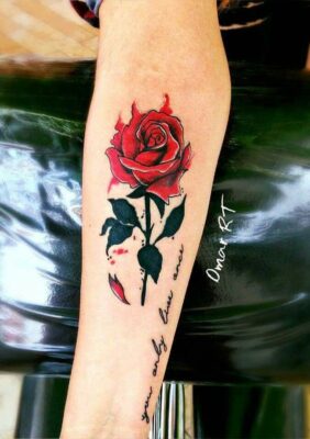 Hình xăm hoa hồng đỏ rực cháy