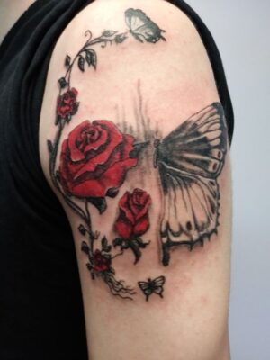Hình xăm hoa hồng đỏ và bướm