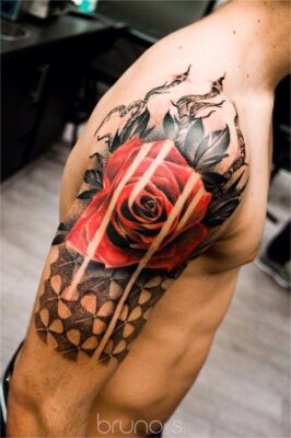 Hình xăm hoa hồng đỏ và cỏ 3 lá