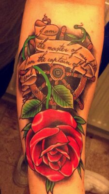 Hình xăm hoa hồng đỏ với dòng chữ