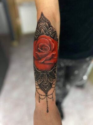 Hình xăm hoa hồng kết hợp với các chi tiết