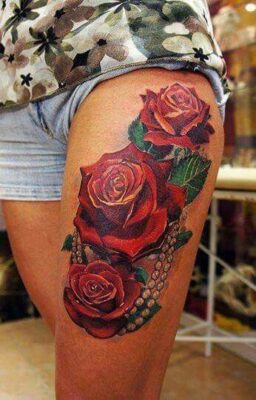 Hình xăm hoa hồng và cườm ở bắp đùi