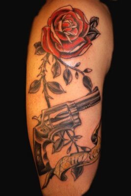 Hình xăm hoa với khẩu súng