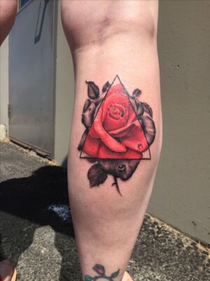 Hình xăm tam giác bao bọc hoa cực lạ