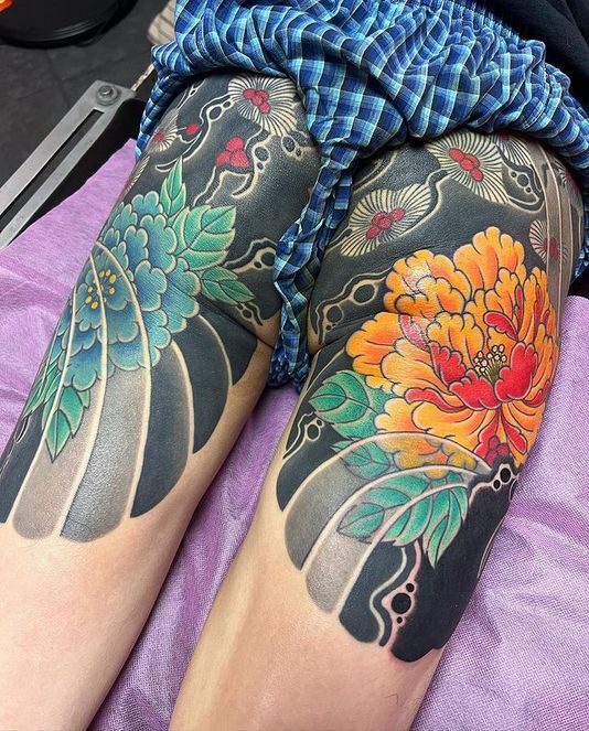 Mẫu tattoo phá cách ở đùi cho nam