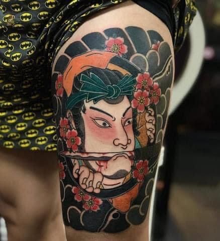 Nổi da gà với mẫu tattoo người phụ nữ ngậm dao