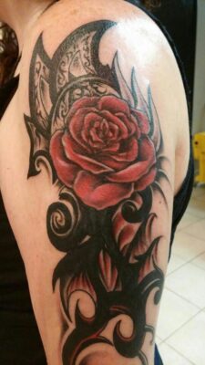 Tattoo hoa hồng đỏ ở bắp tay