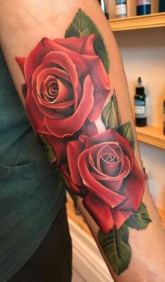 Tattoo hoa hồng đỏ ở tay