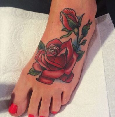 Tattoo hoa hồng ở bàn chân