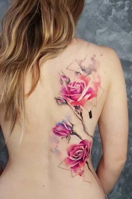 Tattoo hoa sau lưng ấn tượng cho nữ