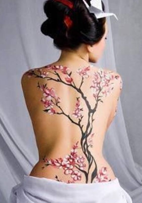 Tattoo hoa sau lưng quá độc đáo