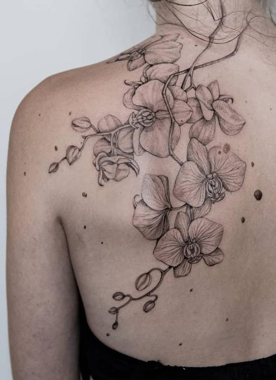 Tattoo hoa sau lưng quý phái