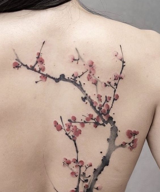 Tattoo hoa sau lưng sắc nét