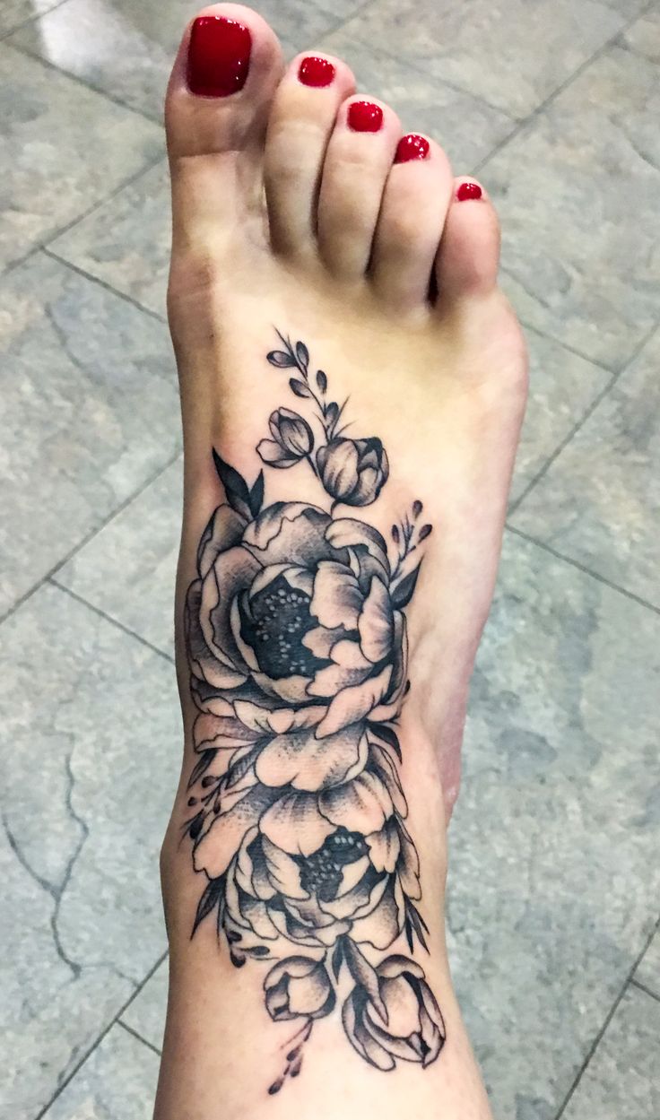 Tattoo hoa trên bàn chân quyến rũ