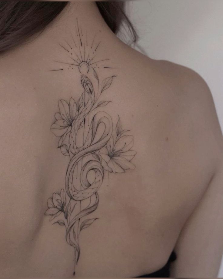 Tattoo hoa và rắn sau lưng