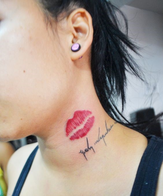 ấn tượng với mẫu xăm nụ hôn trên cổ ấn tượng với mẫu xăm nụ hôn trên cổ