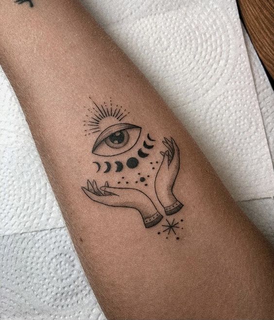 bắt mắt với hình tattoo con mắt mini trên tay