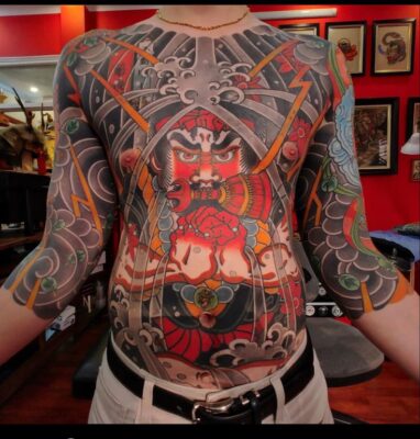 bắt mắt với hình xăm bít mình phía trước