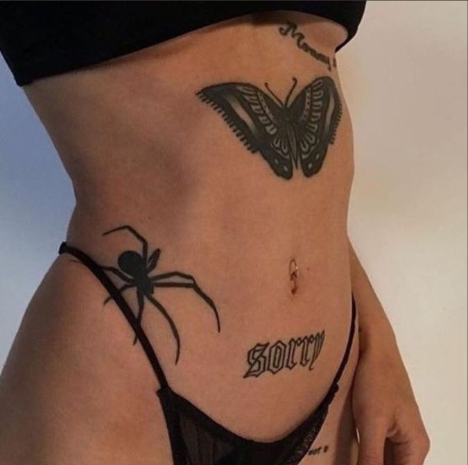 bắt mắt với kiểu tattoo chữ ở bụng