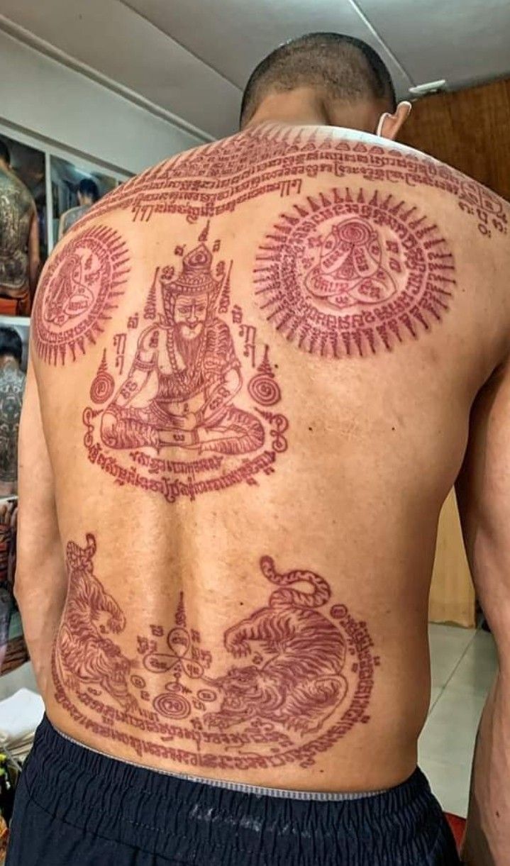 bắt mắt với mẫu tattoo Sak Yant kín lưng