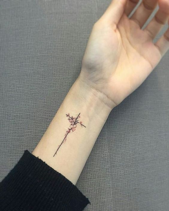bắt mắt với mẫu tattoo thánh giá ở cổ tay