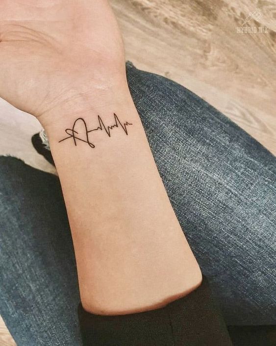 bắt mắt với mẫu xăm nhịp tim trên cổ tay