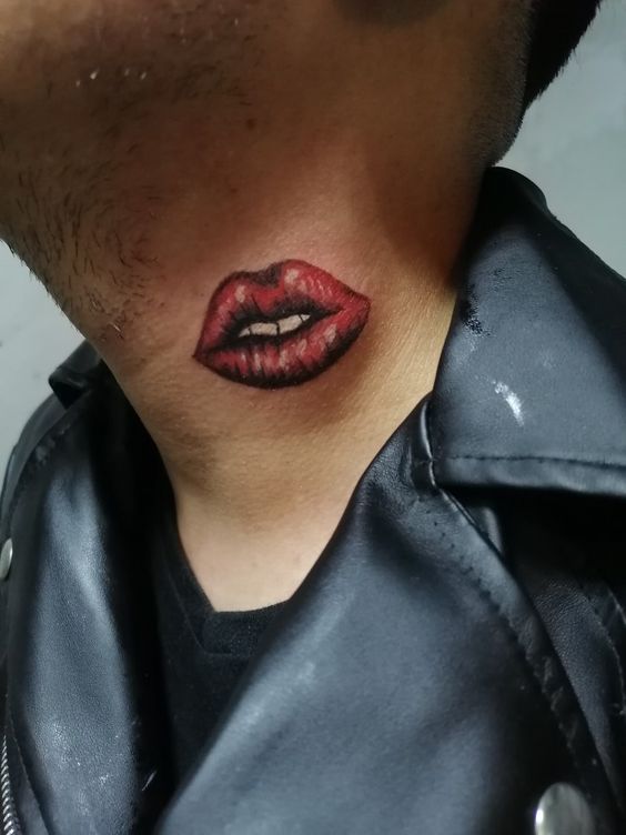 cá tính với mẫu tattoo nụ hôn trên cổ cá tính với mẫu tattoo nụ hôn trên cổ