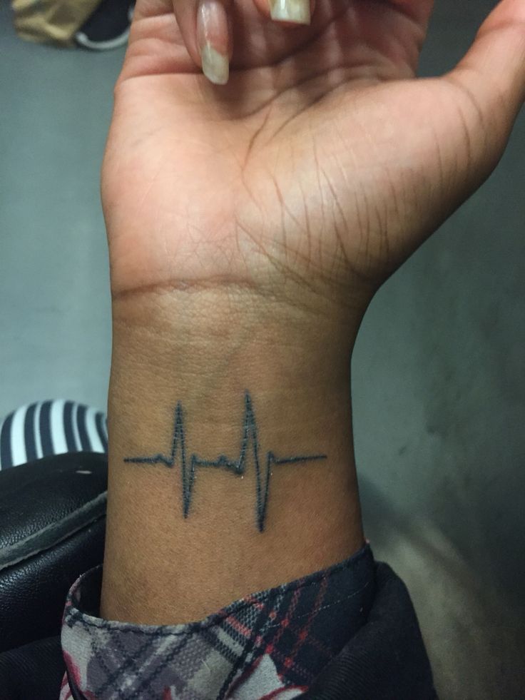 cá tính với mẫu xăm cổ tay nhịp tim