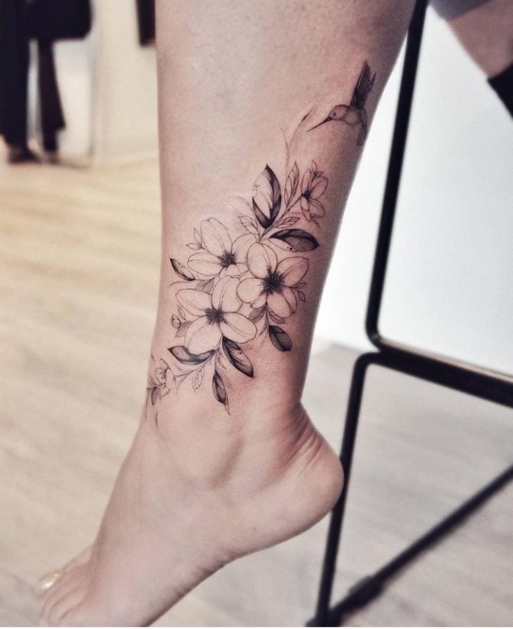 chọn tattoo mẫu cành hoa trên chân