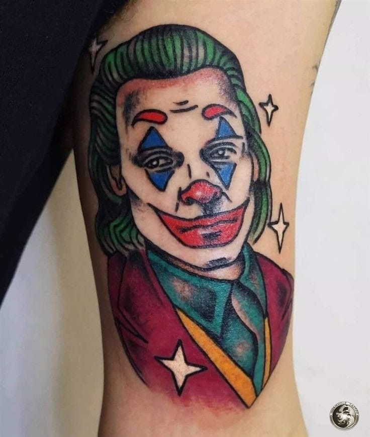 chú hề joker nhìn khá hài hước