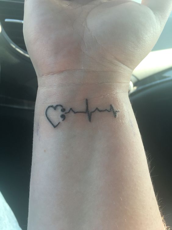 cổ tay được xăm hình nhịp tim