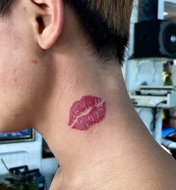 cool ngầu với kiểu tattoo nụ hôn trên cổ cool ngầu với kiểu tattoo nụ hôn trên cổ