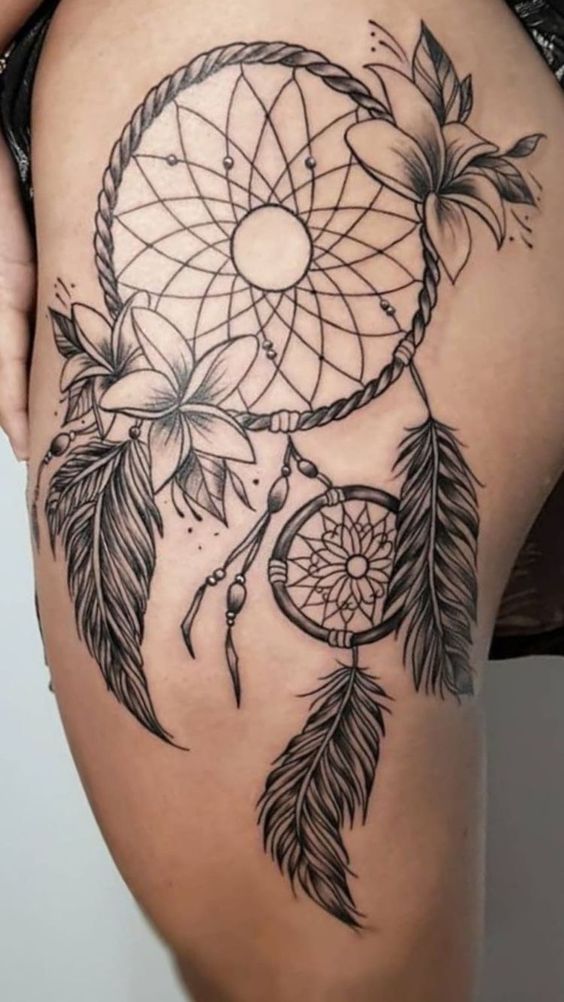 cực ngầu với mẫu tattoo chuông gió ở chân