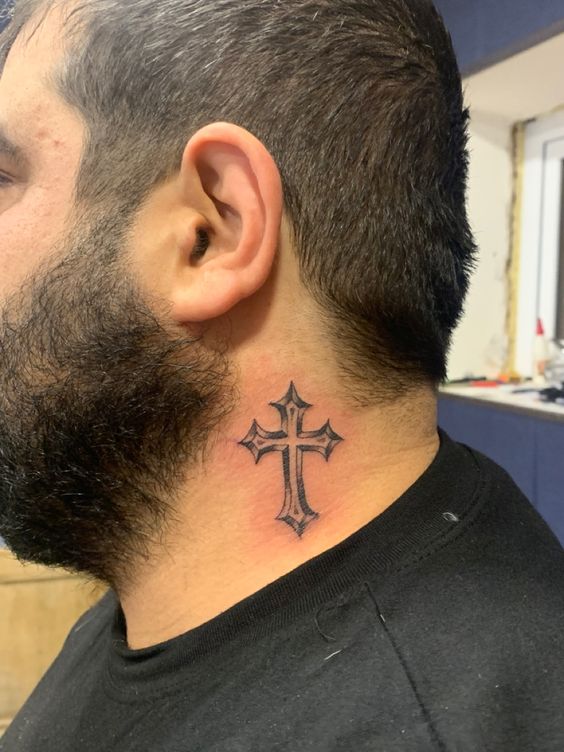 cực phong cách với kiểu tattoo thánh giá trên cổ
