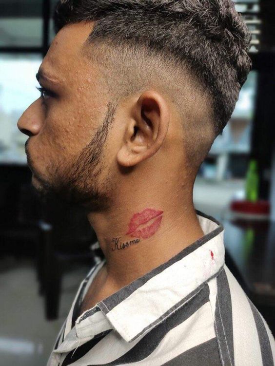cực phong cách với mẫu tattoo nụ hôn trên cổ cực phong cách với mẫu tattoo nụ hôn trên cổ