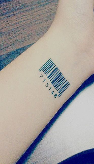 cực thu hút với tattoo mã vạch trên cổ tay