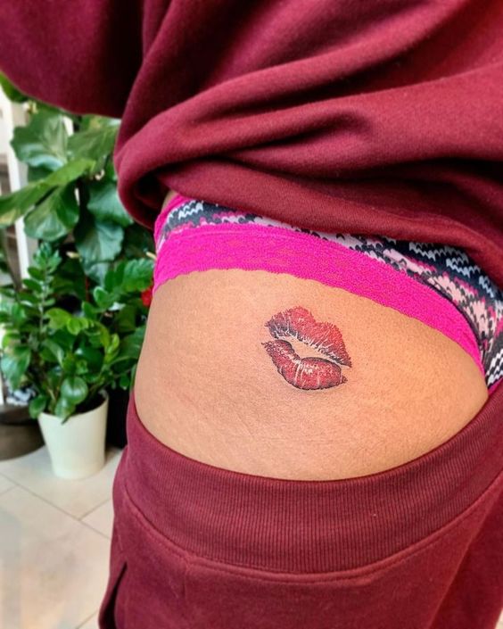cuốn hút với mẫu xăm nụ hôn trên mông cuốn hút với mẫu xăm nụ hôn trên mông